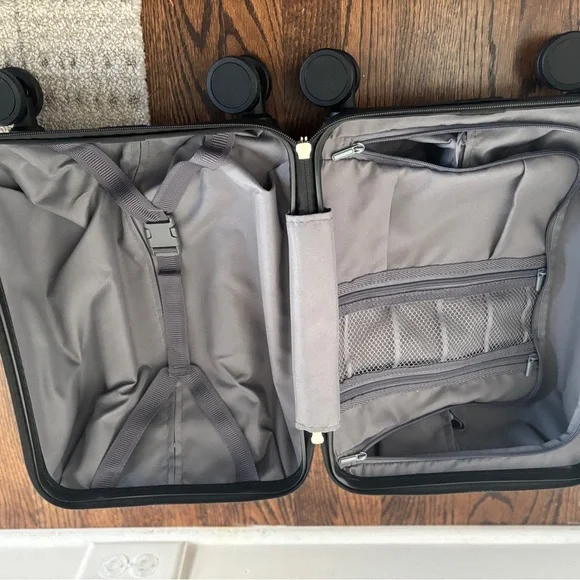 iPlay Kids Luggage/Carryon/Suitcase, 18" hard Set, Backpack, 4 Spinner Wheels - Picture 11 of 13